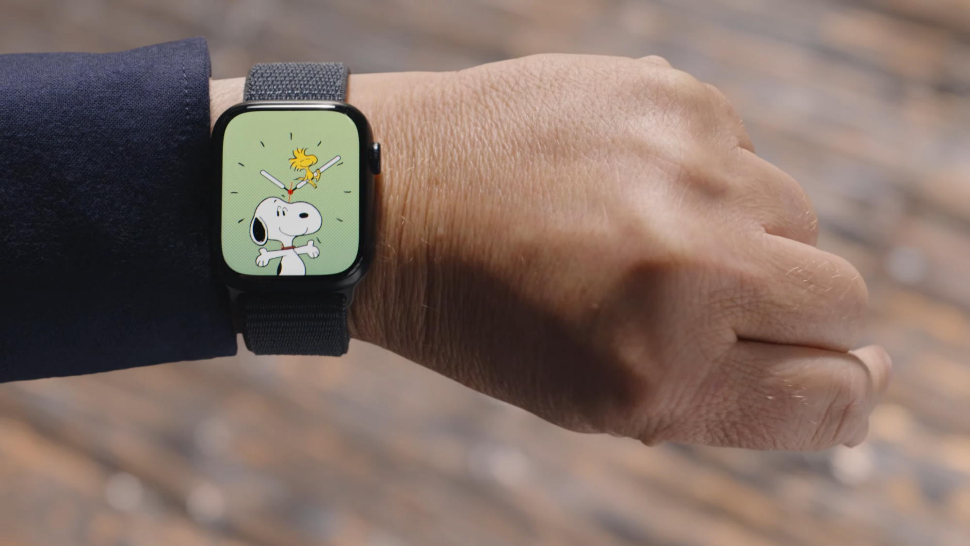 Apple Watch Series 9 avec Snoopy à l'écran