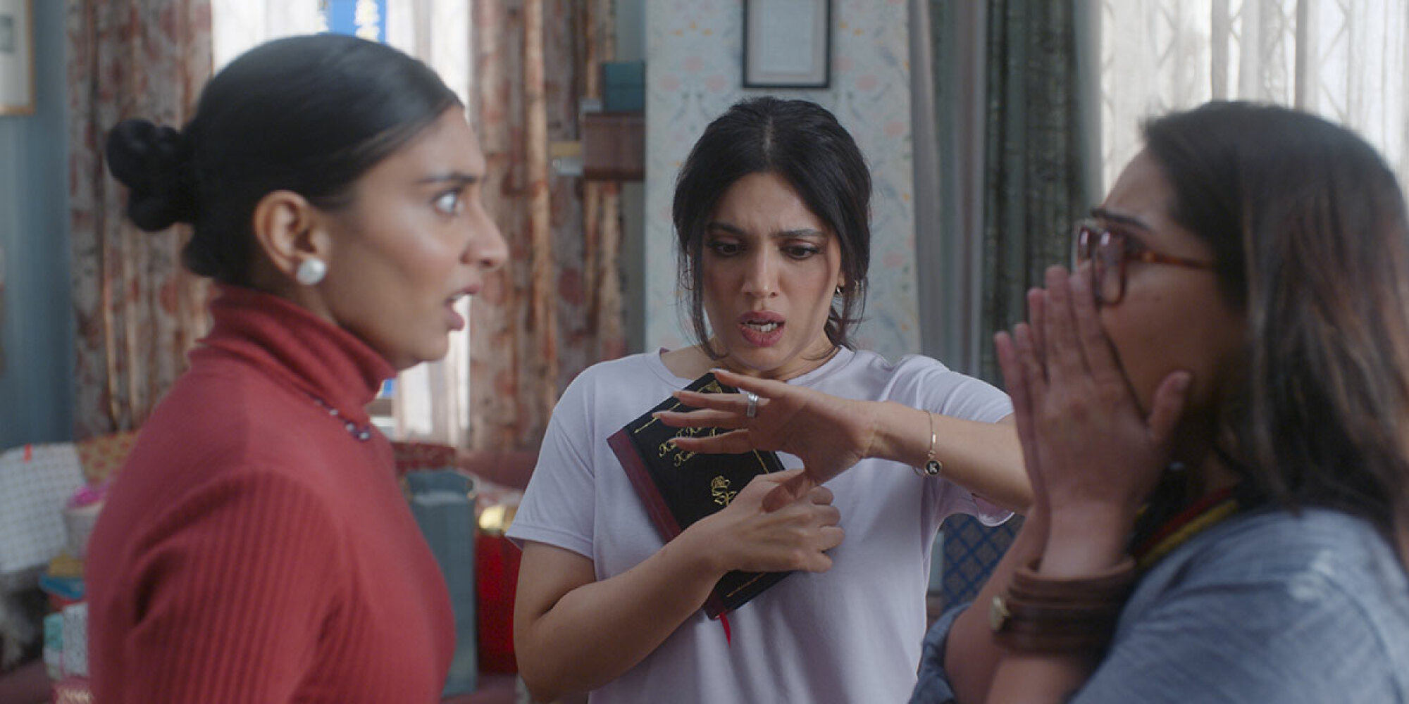 Bhumi Pednekar, Pallavi (Dolly Singh) et Tina (Shibani Bedi).