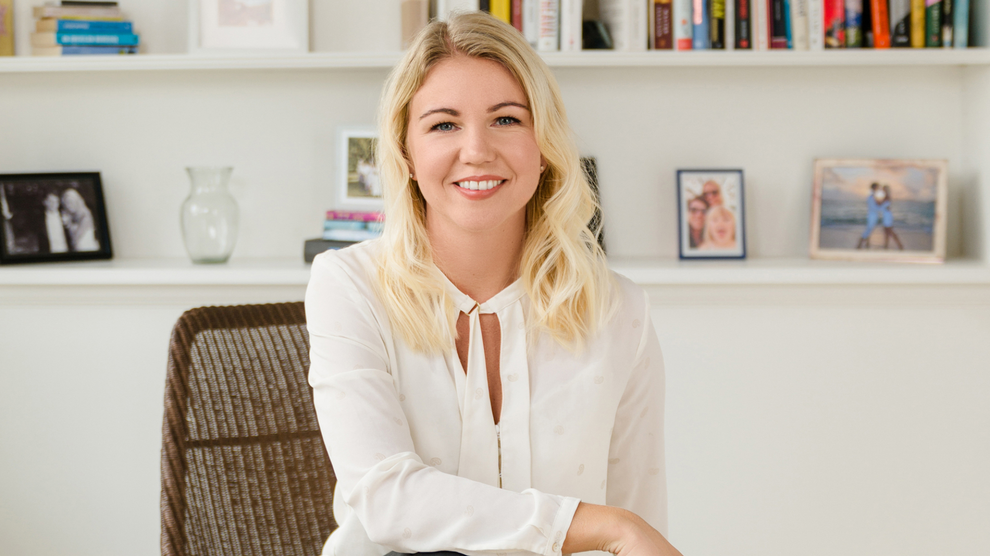 Elina Berglund, PDG et co-fondatrice de Natural Cycles, sourit pour une photo dans un bureau lumineux.