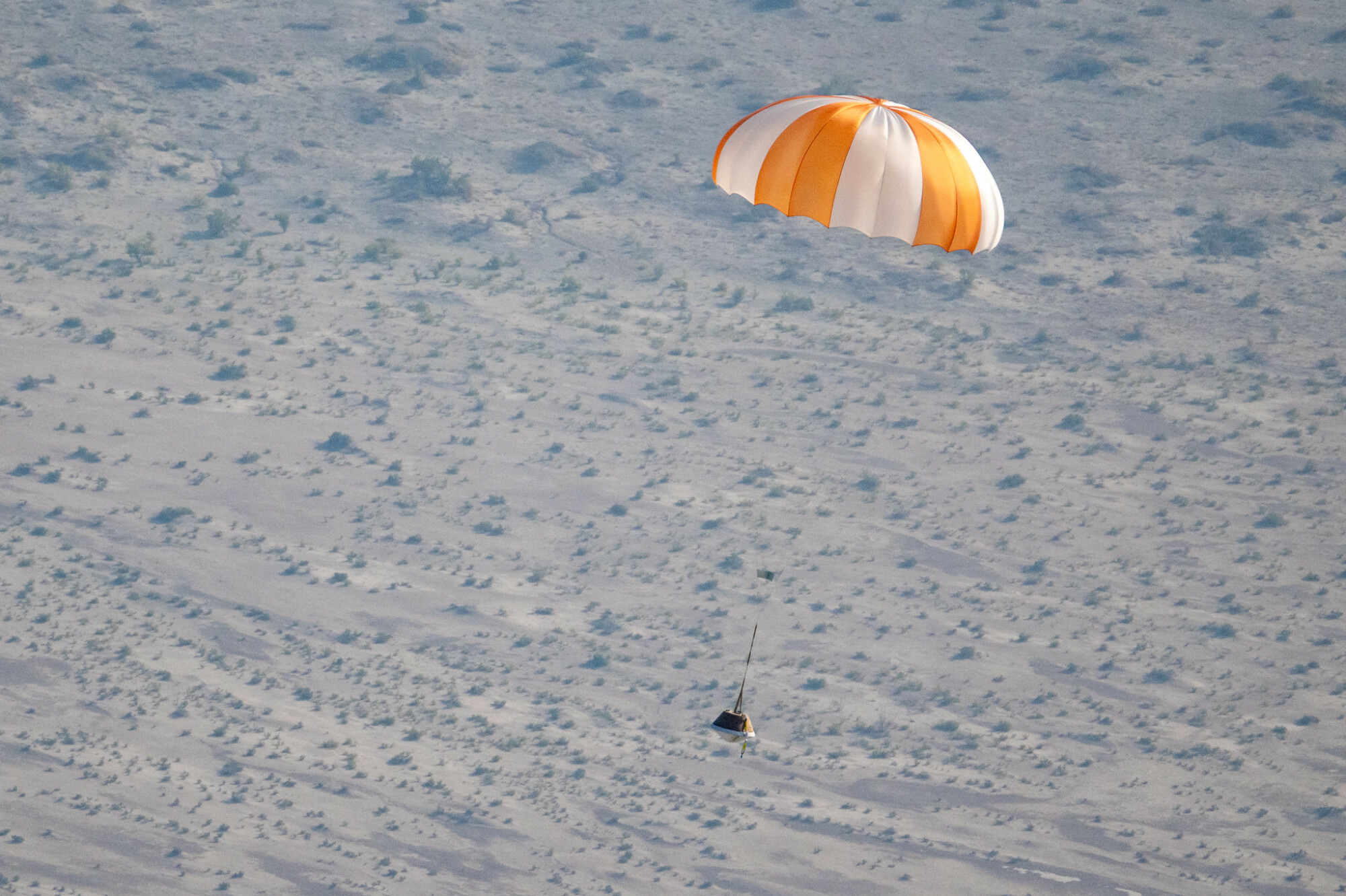 Réplique de la capsule OSIRIS-Rex tombant sur Terre