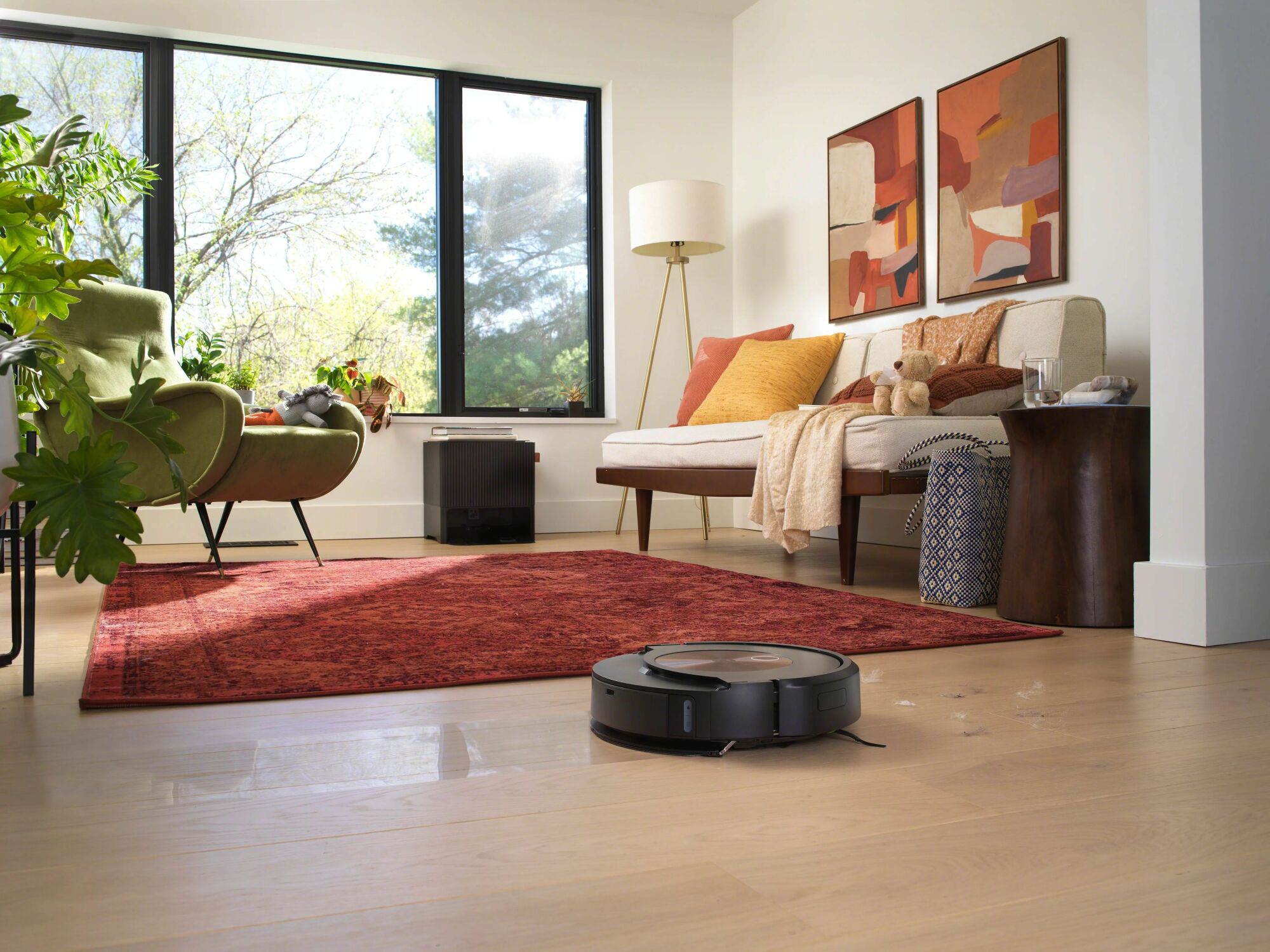 Roomba nettoyant le parquet avec des meubles de salon en arrière-plan