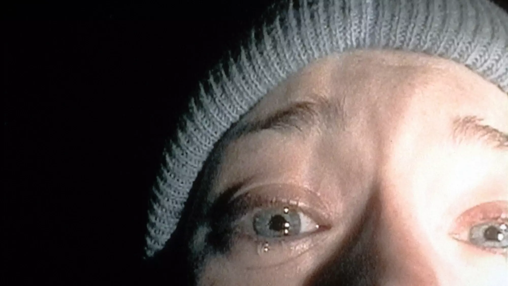 Heather Donahue regarde la caméra dans "The Blair Witch Project".