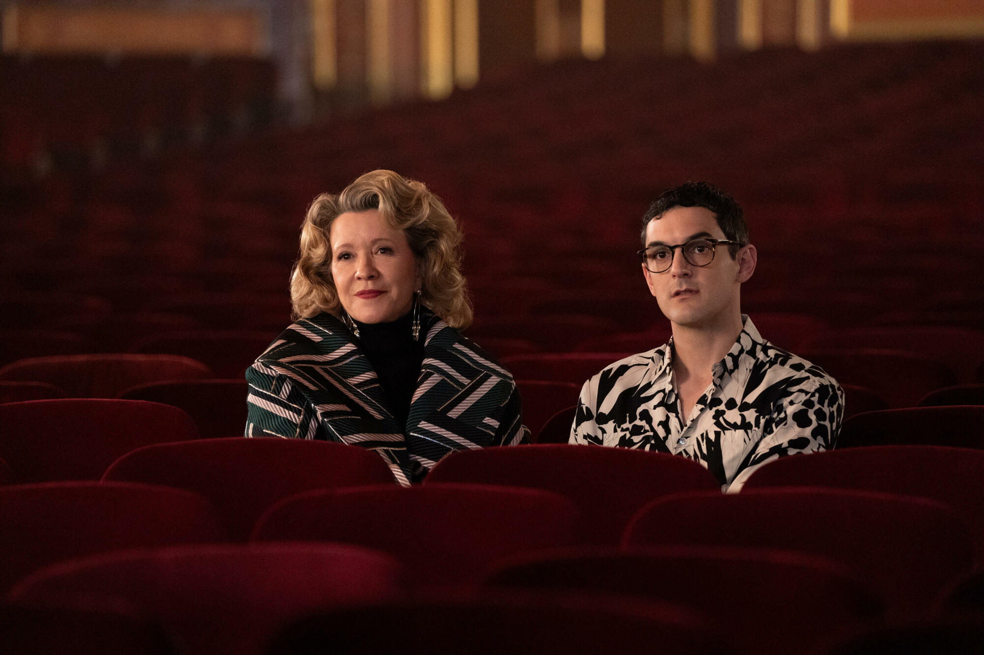 Donna (Linda Emond) et Cliff DeMeo (Wesley Taylor) sont assis dans le théâtre. 