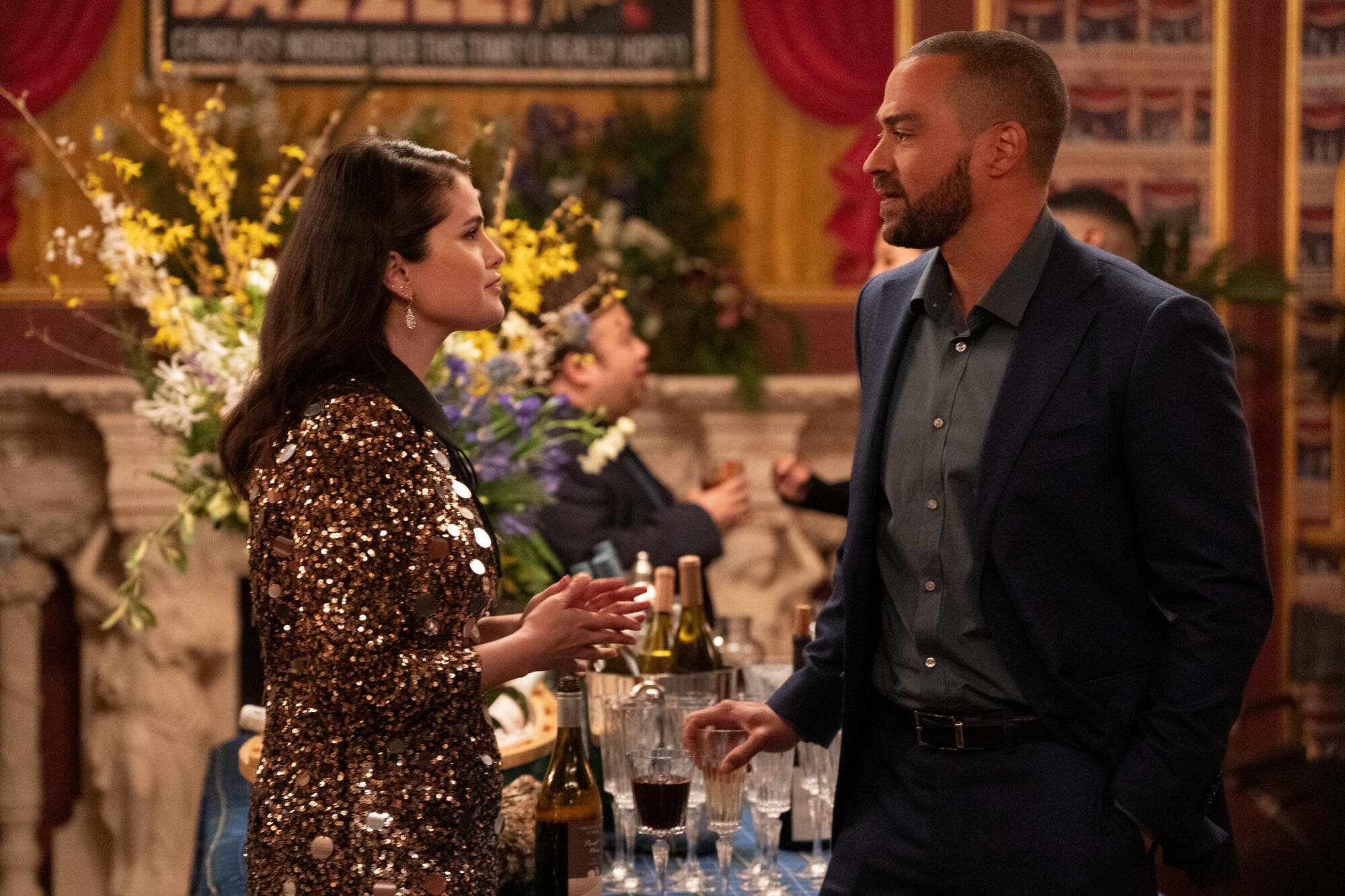 Jesse Williams dans le rôle de Tobert et Selena Gomez dans le rôle de Mabel dans "Opening Night".