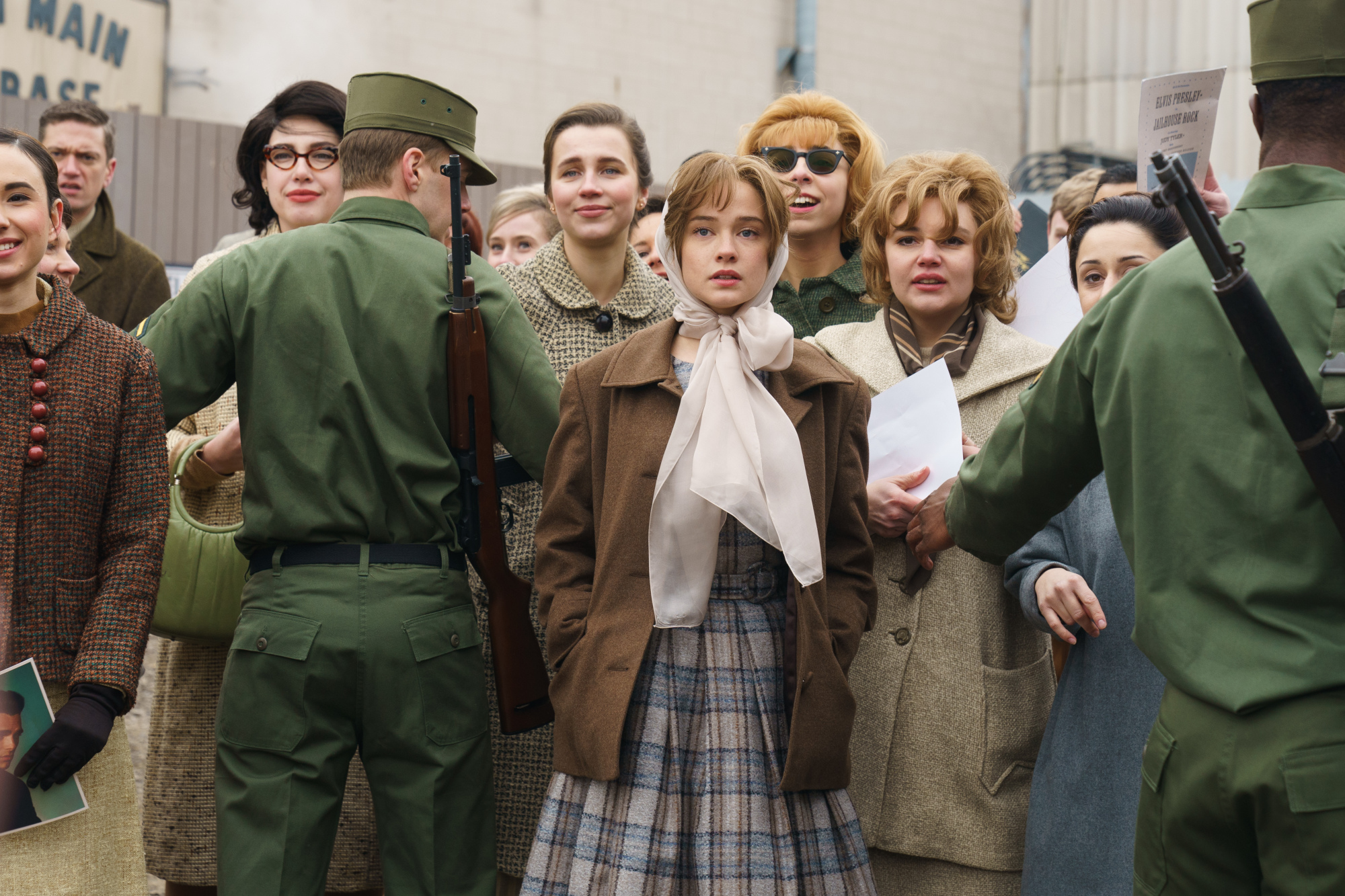 Cailee Spaeny dans le rôle de Priscilla, parmi les fans d'Elvis. 