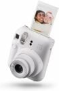 Fujifilm Instax Mini 12 blanc argileux avec photo de deux femmes s'embrassant