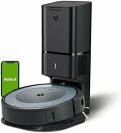Le Roomba i4+ EVO à côté d’un téléphone affichant l’application iRobot verte compatible