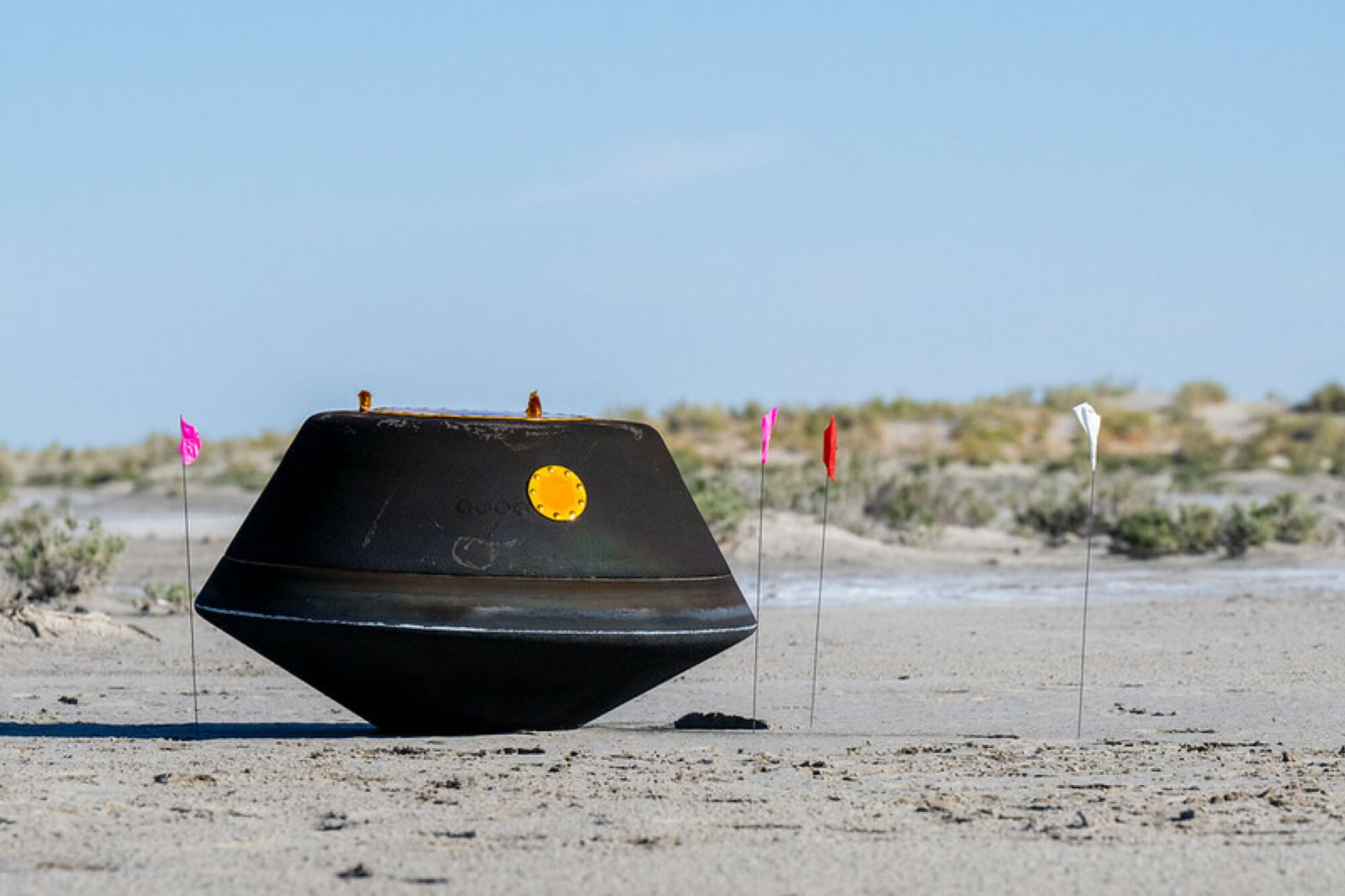 La capsule de retour OSIRIS-REx carbonisée se trouvant dans le désert de l'Utah le 24 septembre 2023.