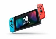 Nintendo Switch avec Joy‑Con bleu néon et rouge néon