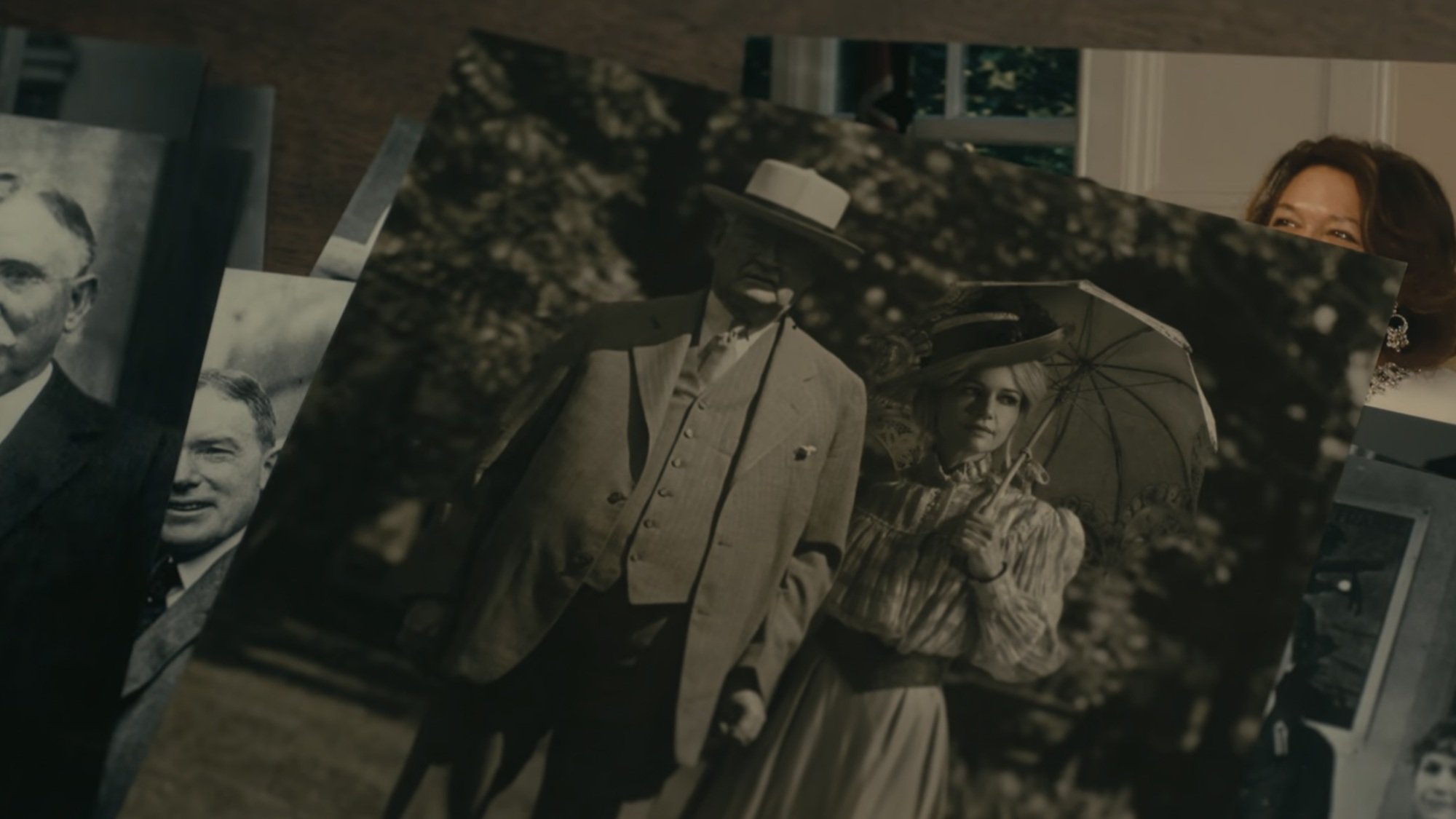 Verna de "La Chute de la maison Usher" porte un parasol en marchant à côté de John Francis Queeny.