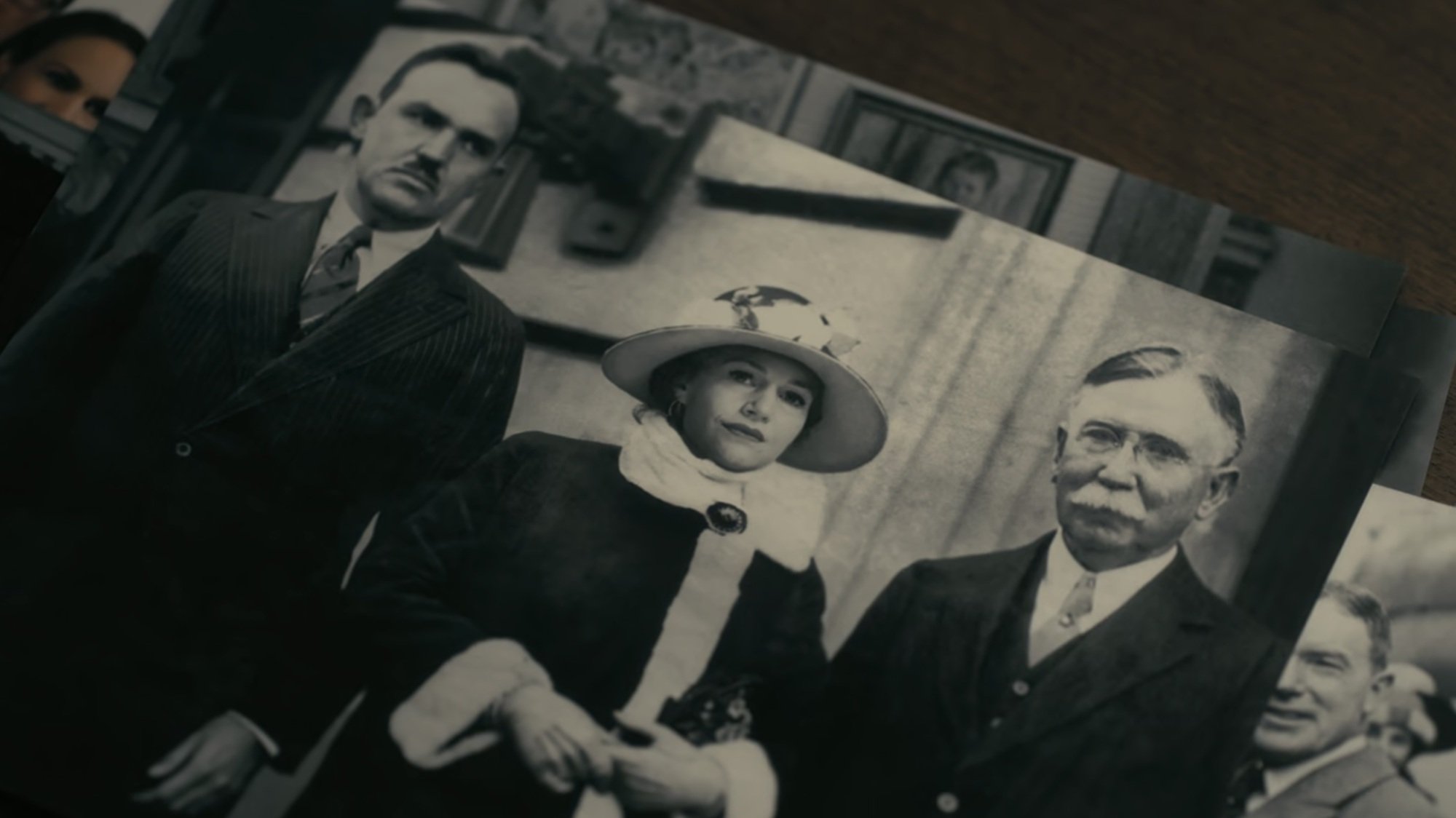 Edward L. Doheny se tient aux côtés de Verna de « La Chute de la maison Usher » et de son fils.