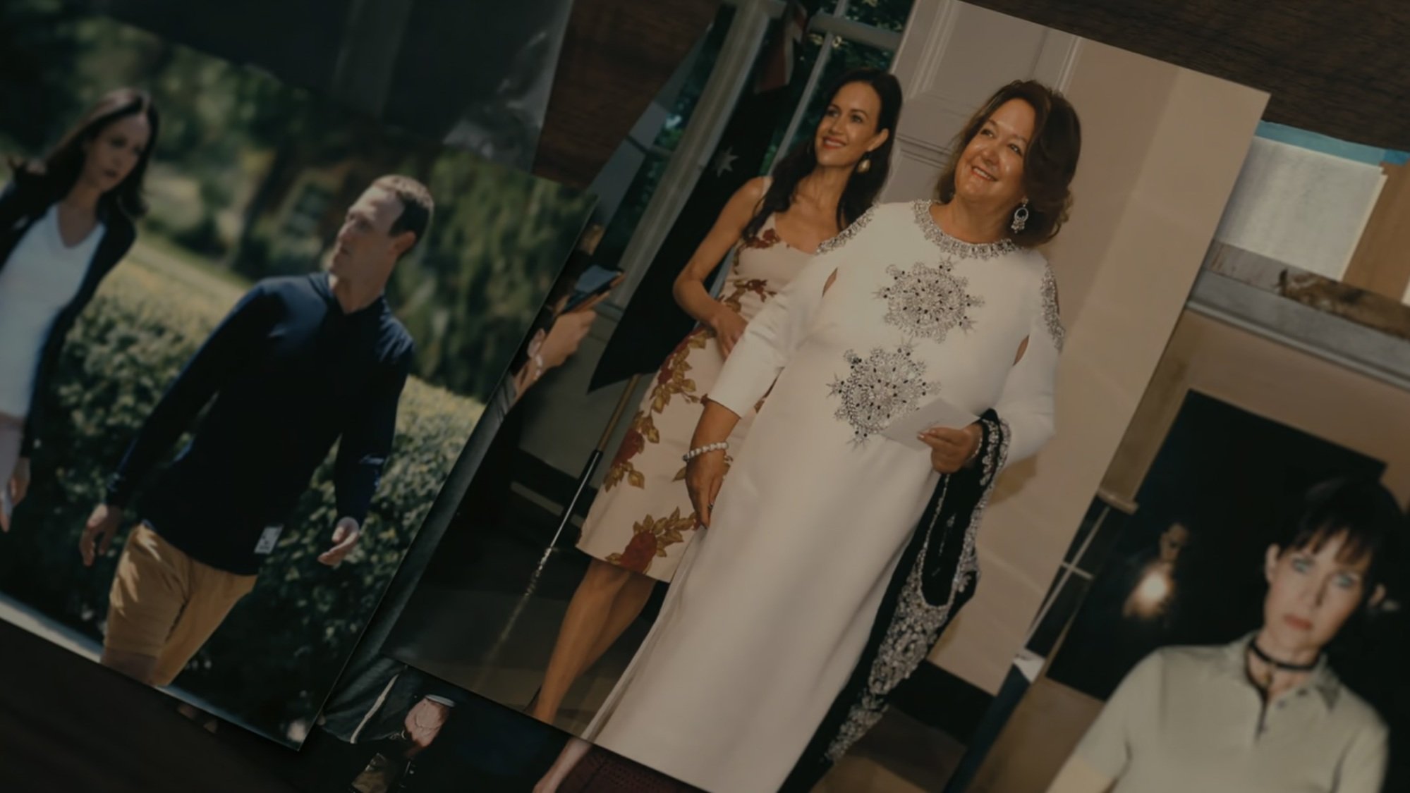 Gina Rinehart porte une robe blanche, avec Verna de "La Chute de la Maison Usher" debout derrière elle.