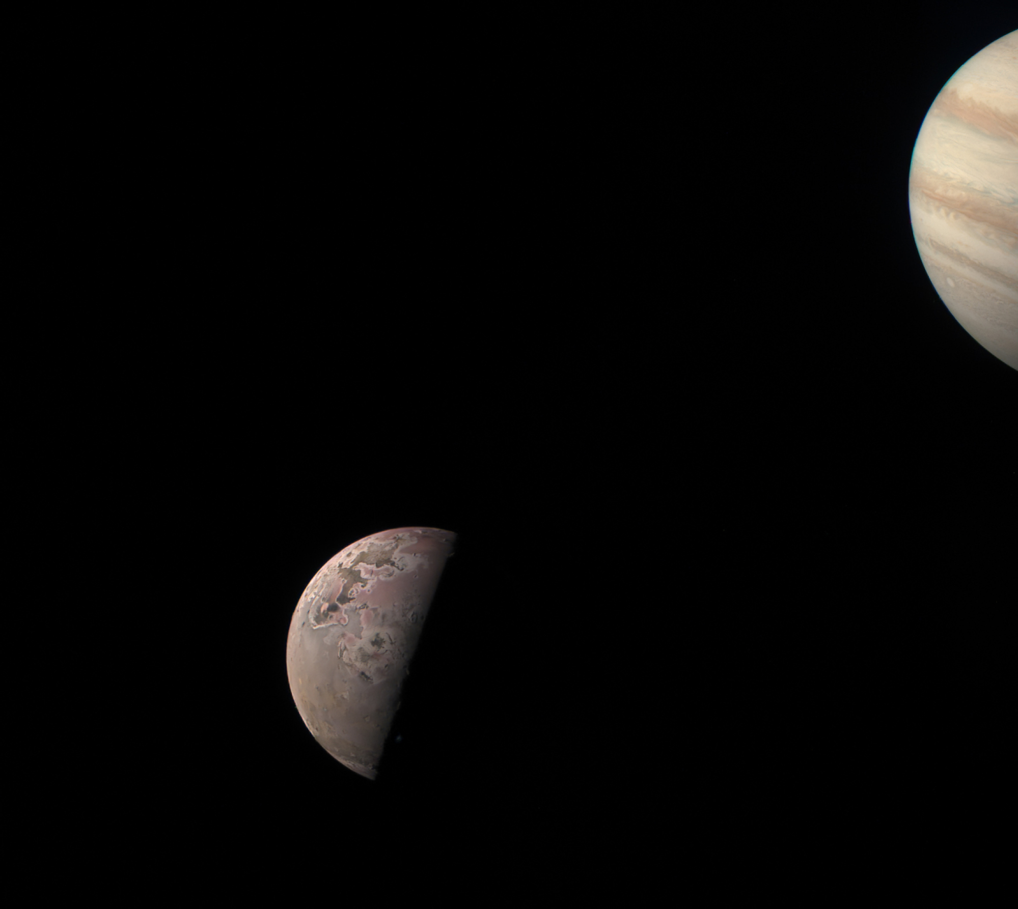 Io, à gauche, et une vue partielle de la géante gazeuse Jupiter, à droite.