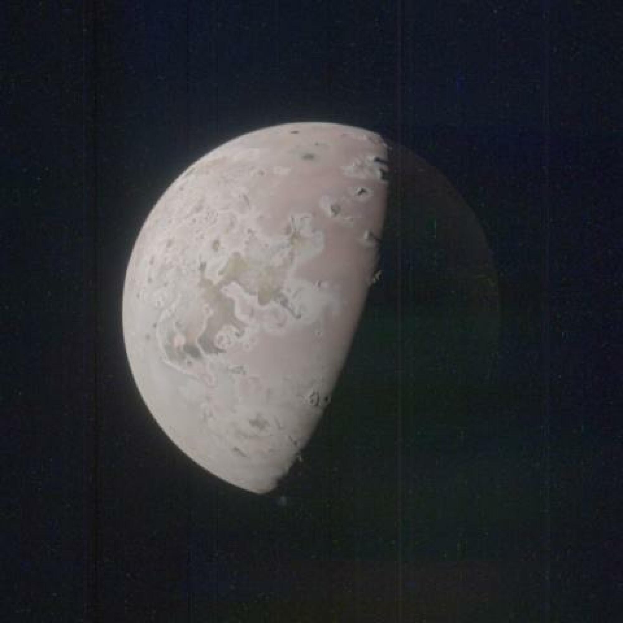 Le bas de cette image Io montre ce qui pourrait être un panache volcanique.