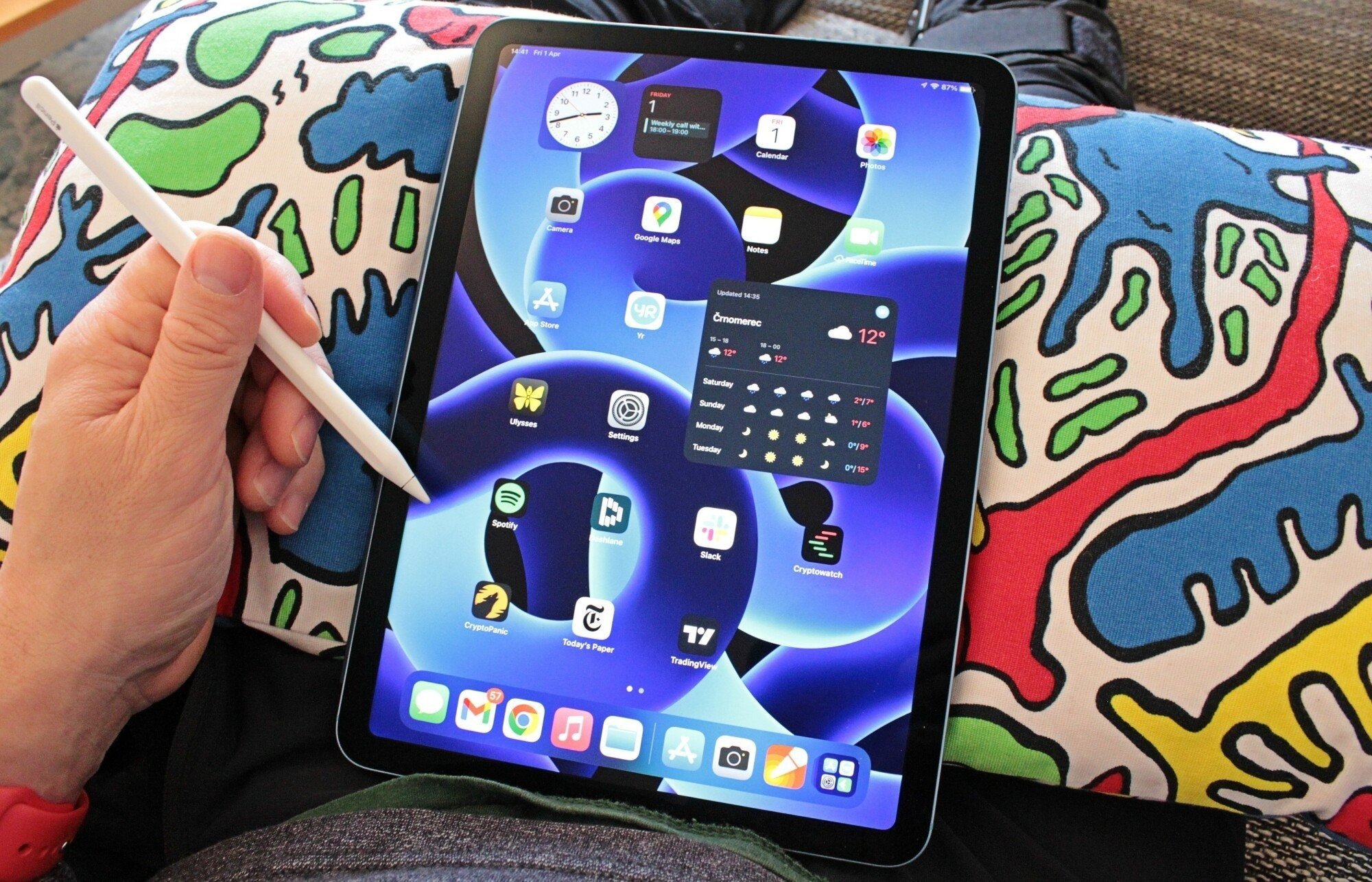 Apple iPad 5ème génération devant un fond coloré