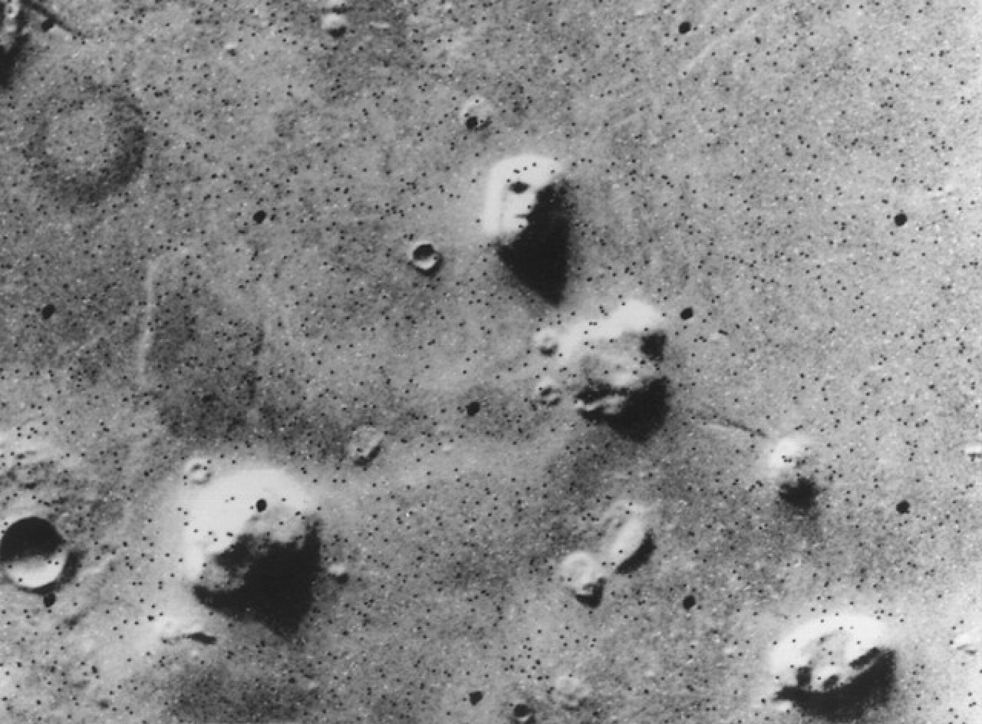 Un élément naturel sur Mars qui, d’après une image prise en 1976, ressemble à un visage ou à un crâne.
