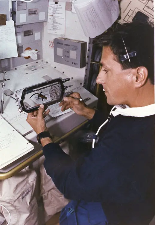 Astronaute menant une expérience avec un triton