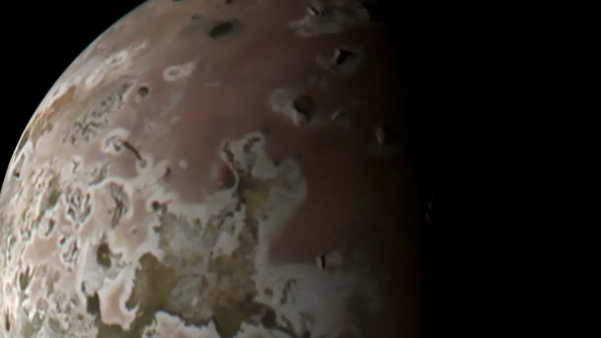 Le vaisseau spatial de la NASA se rapproche extrêmement du monde volcanique et prend des images