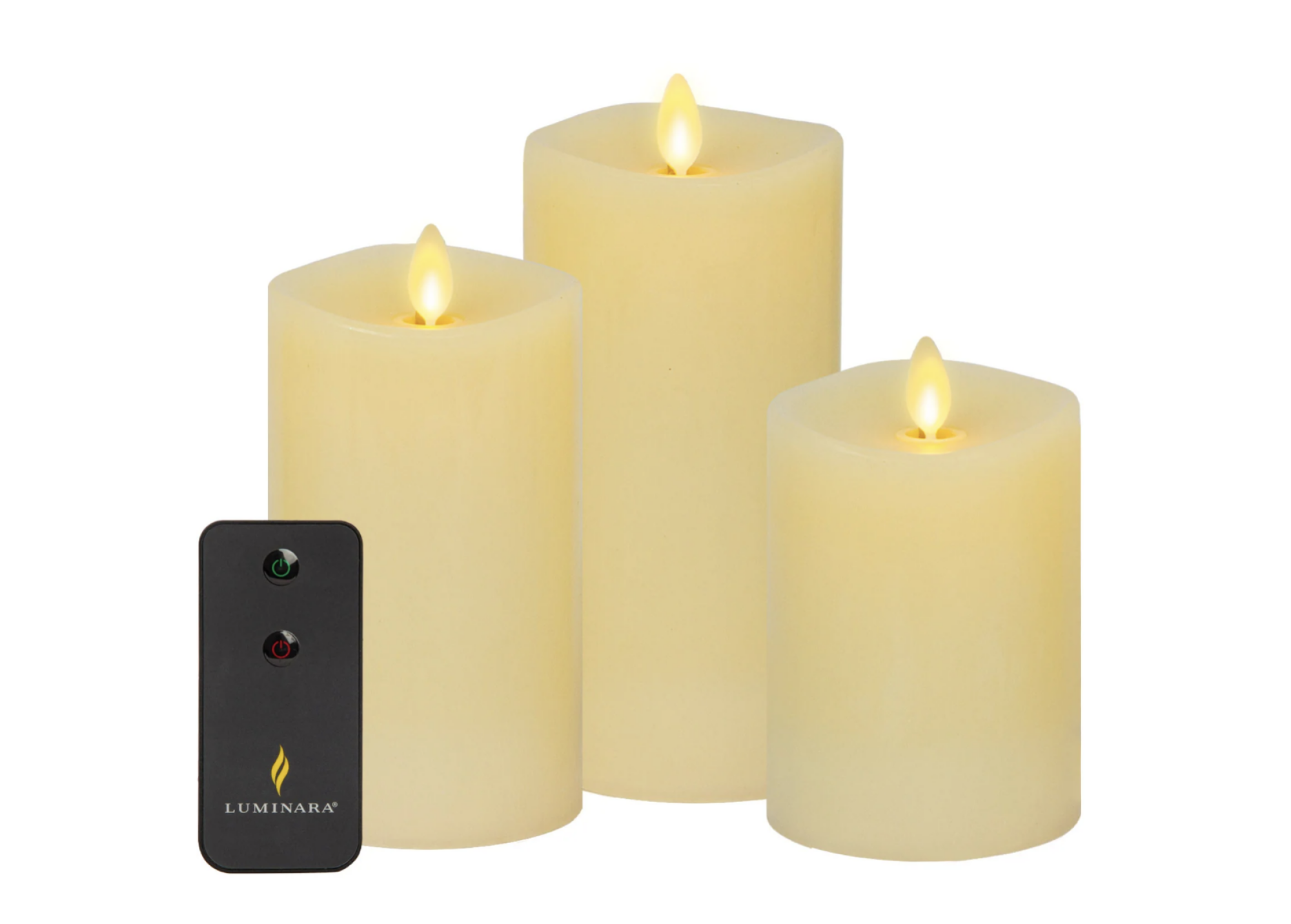 Le lot de trois bougies pilier Luminara avec la télécommande.