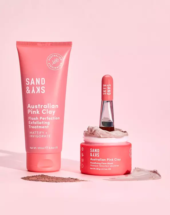 Le nettoyant pour pores profonds à l'argile rose australienne et le masque facial raffinant les pores à l'argile rose australienne sur fond rose.