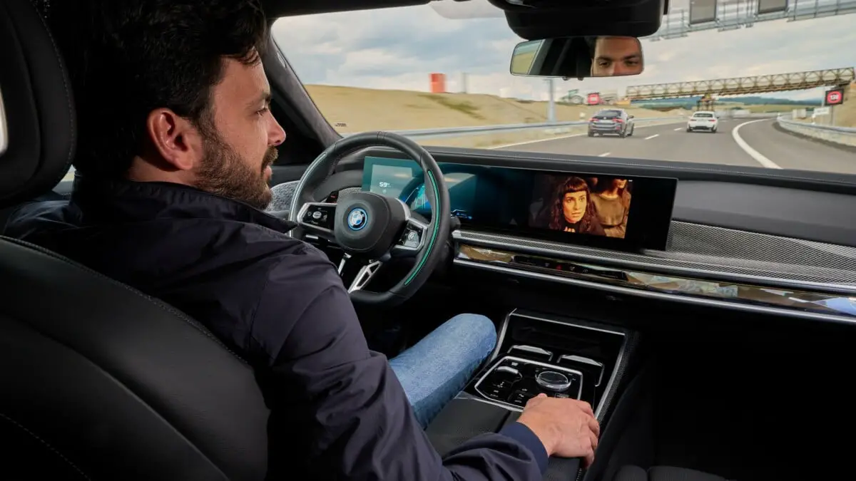 BMW lancera la conduite quasi-autonome au printemps prochain