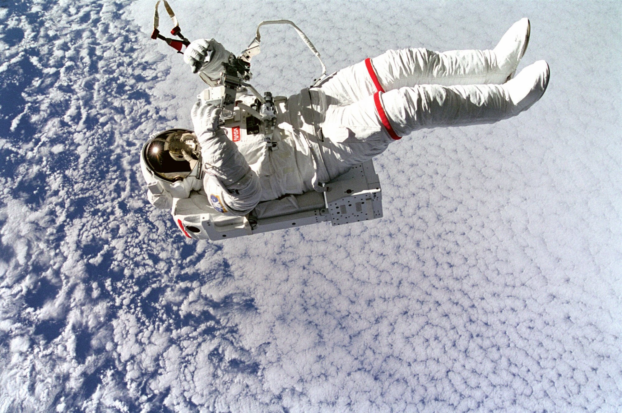 Astronaute sortant dans l'espace sans attache