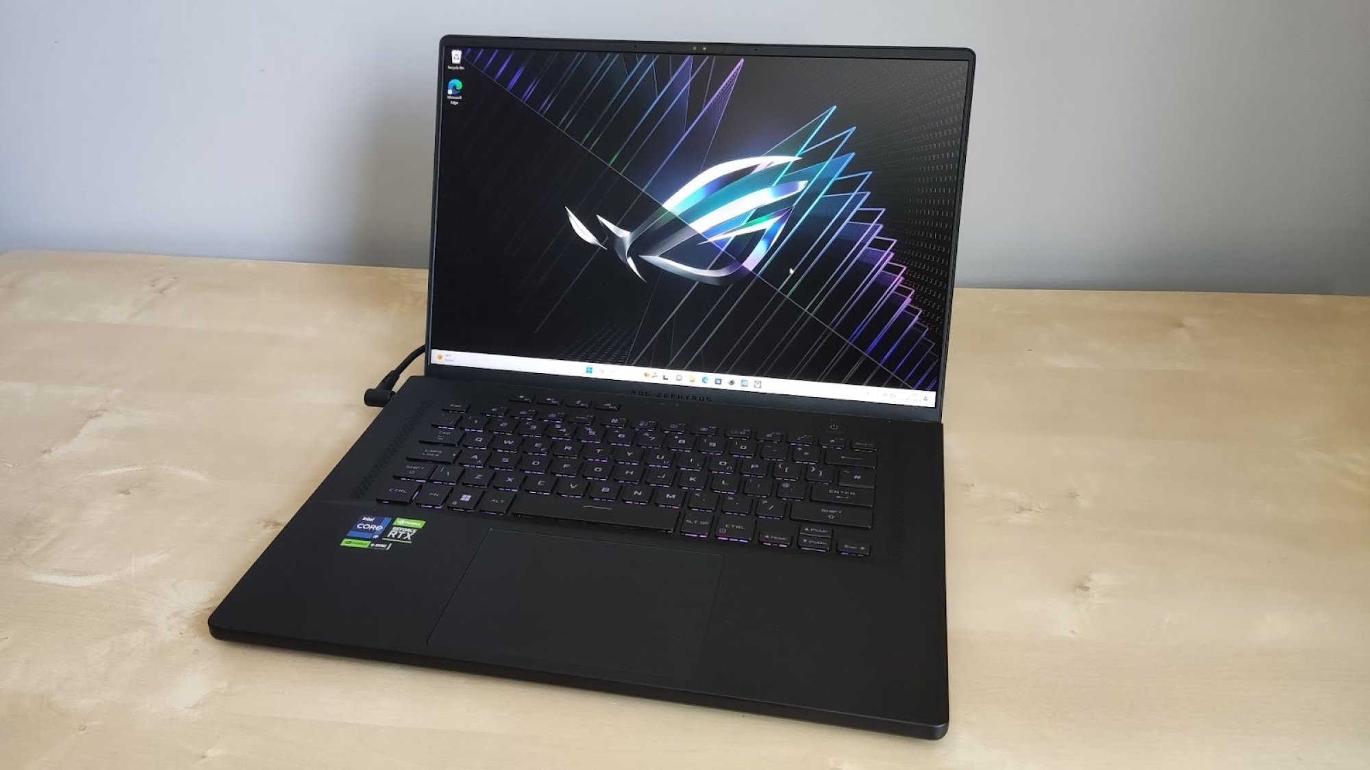 l'ordinateur portable de jeu ASUS ROG Zephyrus G14 sur le bureau