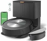 Roomba sur station d'accueil à vidange automatique avec réservoir d'eau externe et smartphone avec écran iRobot vert