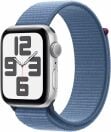 Apple Watch SE avec boîtier argenté et boucle sport bleu hiver