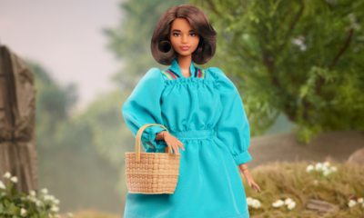 Barbie offre à Wilma Mankiller, première femme chef principale de la nation Cherokee, sa propre poupée