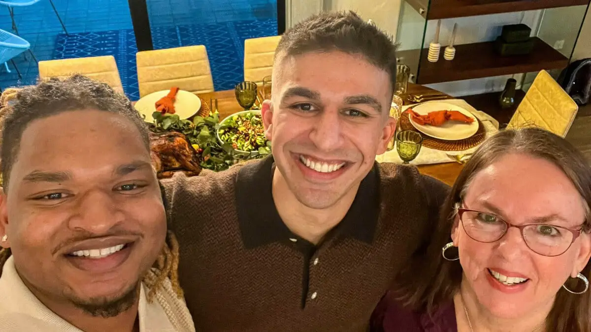 La grand-mère virale de Thanksgiving et son invité partagent leurs huitièmes vacances avec un inconnu d'Airbnb