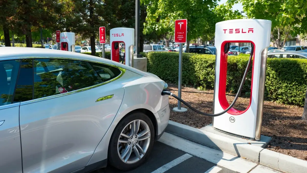 Tesla va commencer à facturer un supplément si vous chargez au-delà de 90 % sur un Supercharger occupé