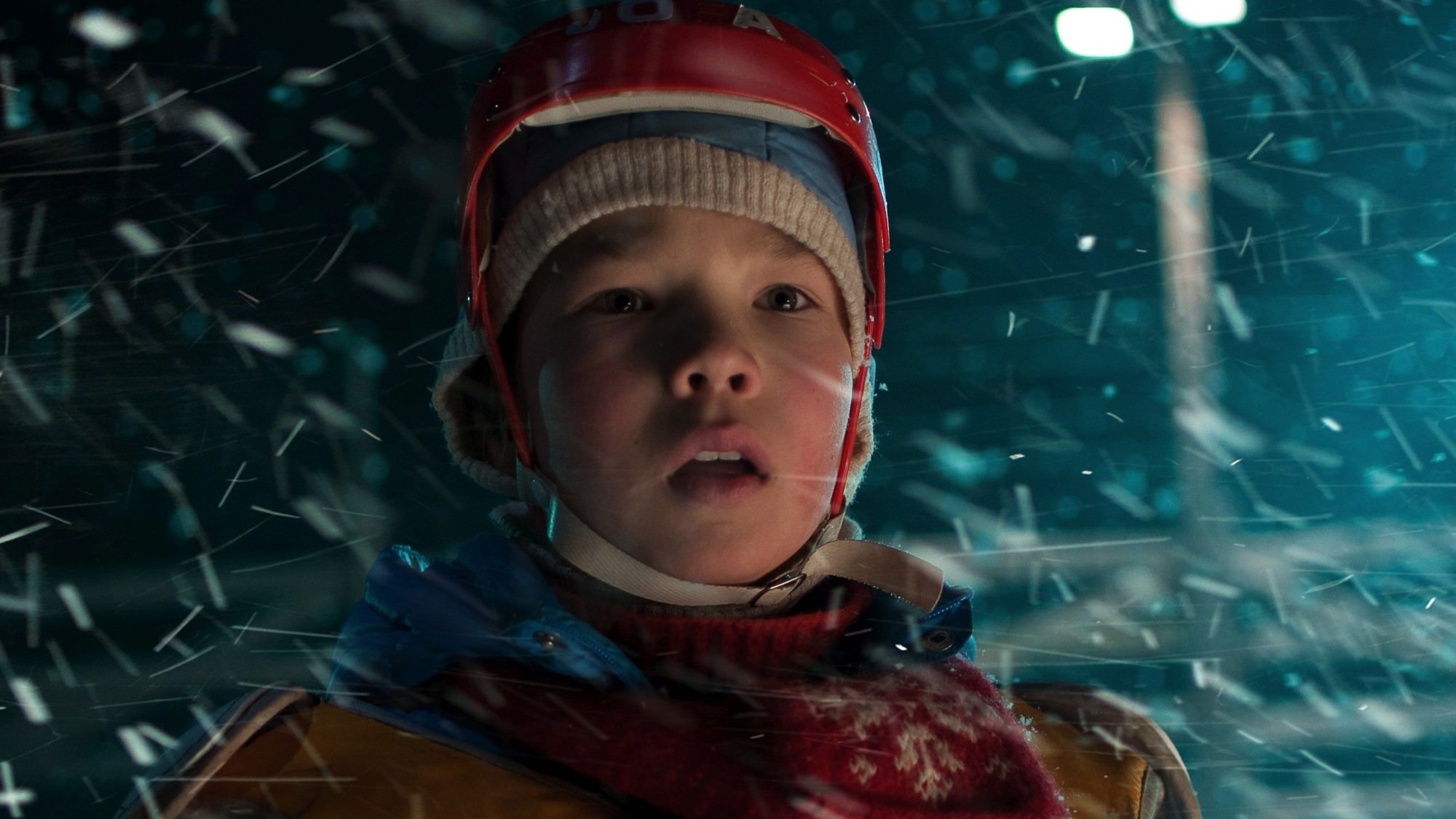 Un garçon se tient dans la neige dans « Rare Exports : A Christmas Tale ».
