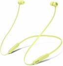 une paire d'écouteurs sans fil Beats Flex jaunes sur fond blanc