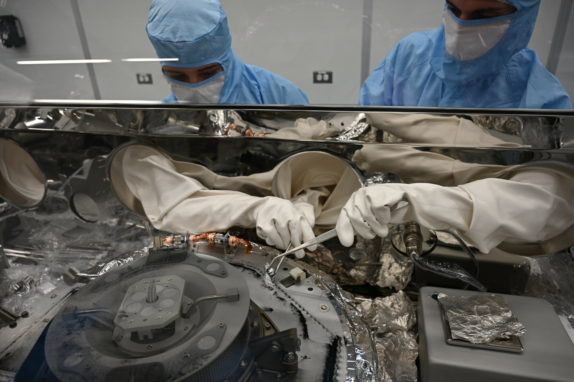La NASA manipule le conteneur d'échantillons d'astéroïdes