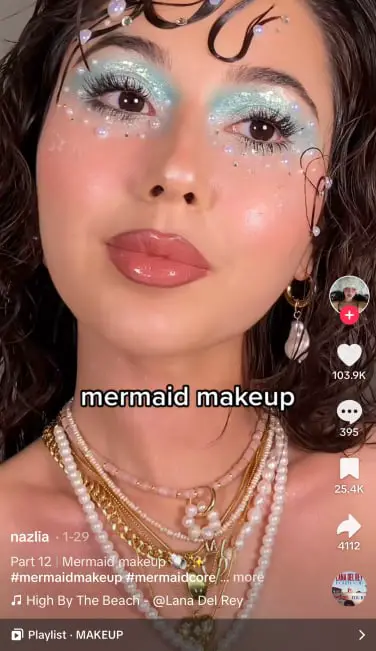 Un TikTokker affichant le look maquillage mermaidcore.