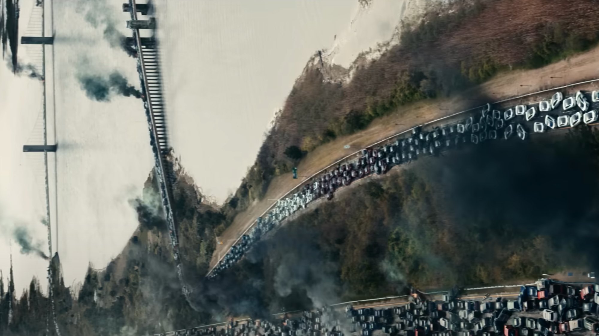 Une caméra a filmé au-dessus de l'autoroute pour montrer des voitures de plusieurs modèles et marques empilées les unes après les autres.