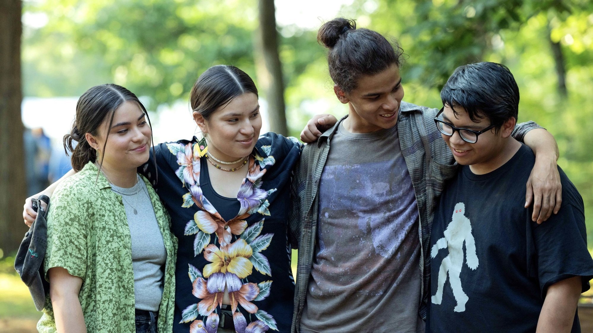 Quatre adolescents se tenant dans les bras.