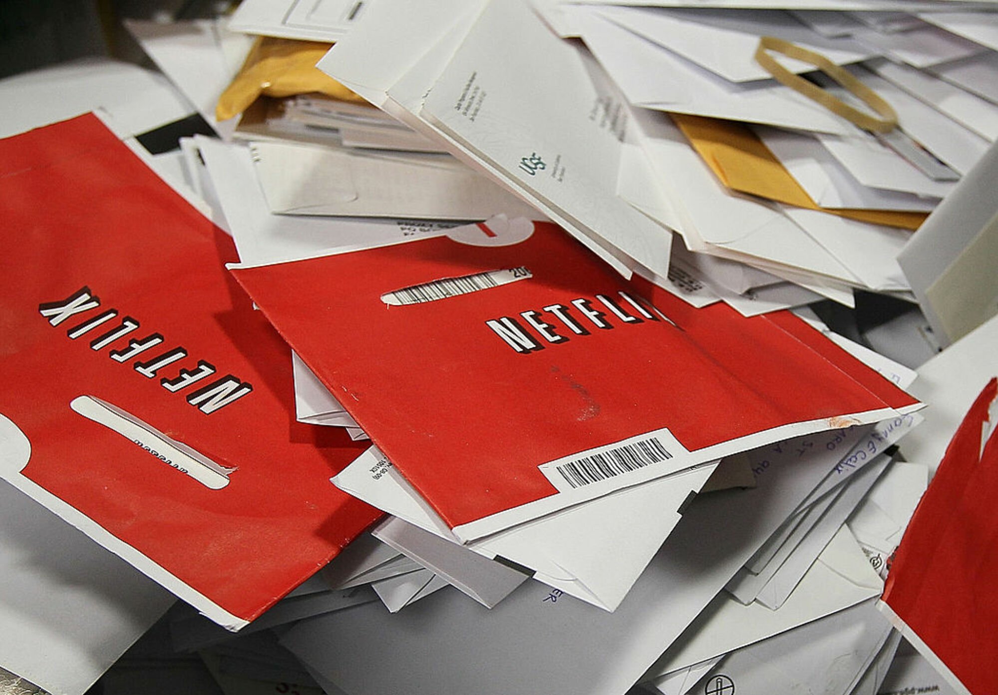 Enveloppes rouges de DVD Netflix dans une pile de courrier