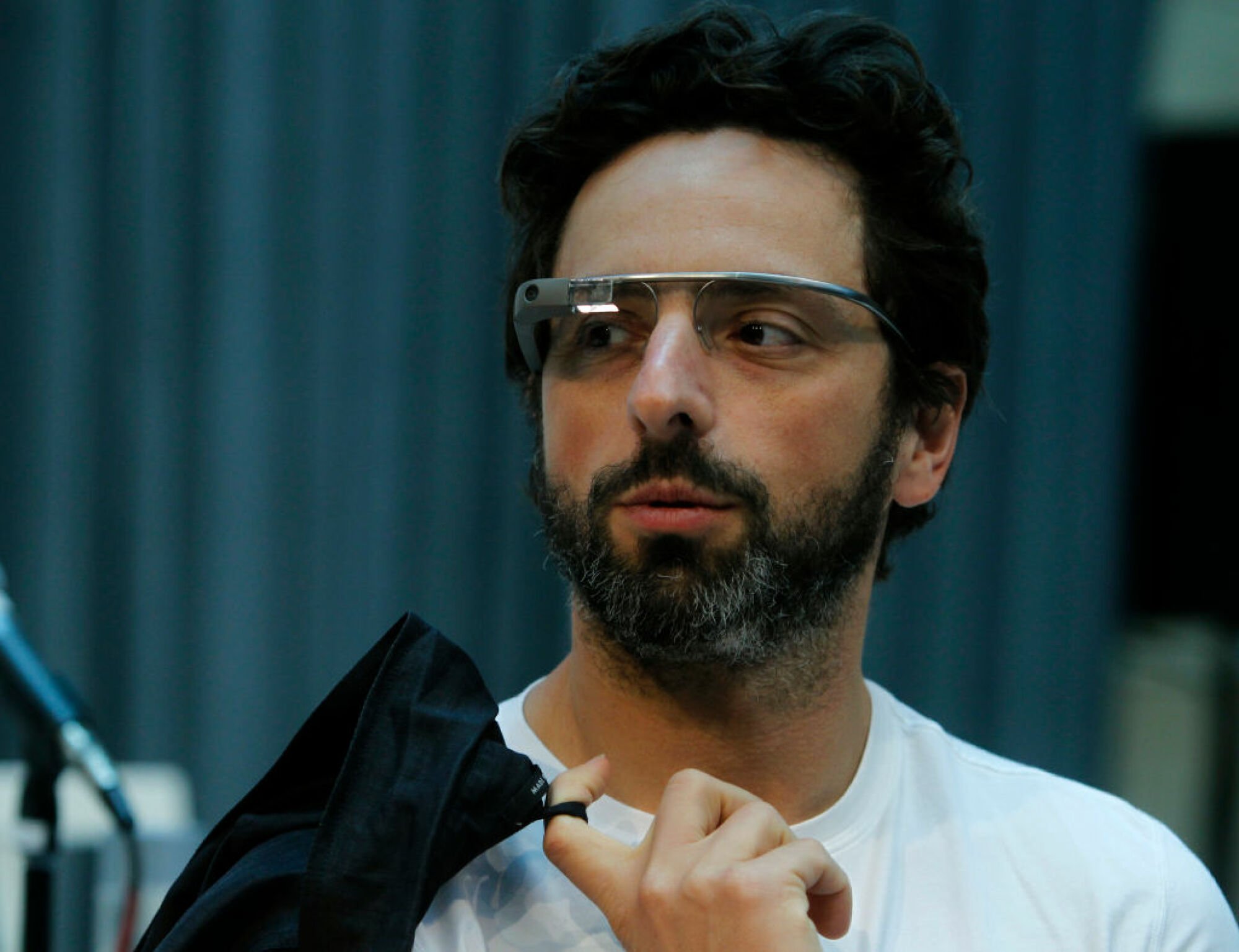 Le co-fondateur de Google, Sergey Brin, porte les Google Glass