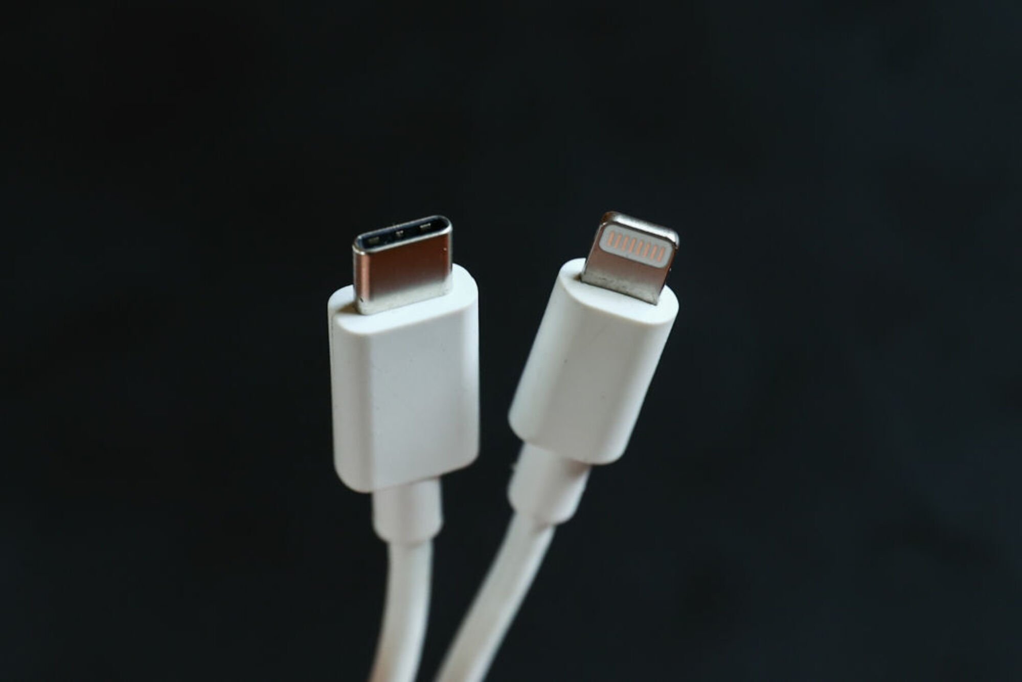 image rapprochée d'un câble USB-C et d'un câble Lightning