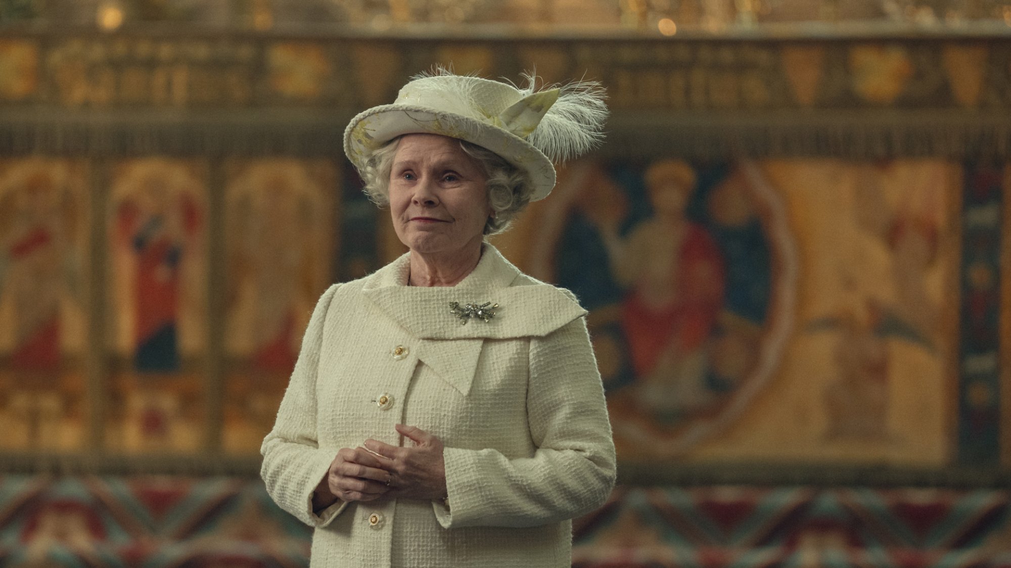 Imelda Staunton dans le rôle de la reine Elizabeth II, debout devant l'autel d'une église.