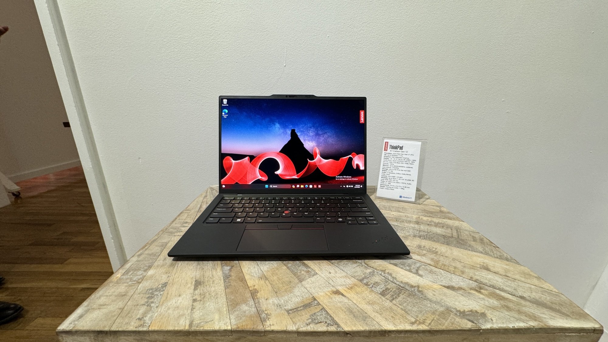 Lenovo ThinkPad X1 Carbon Gen 12 sur une table