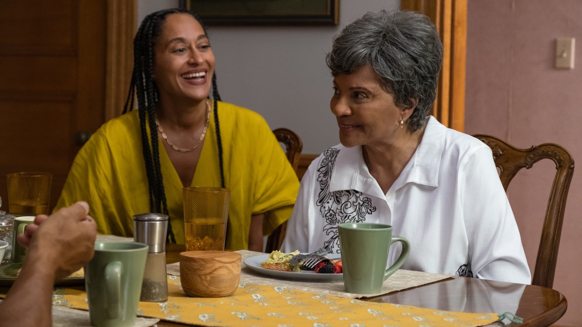 Tracee Ellis Ross et Leslie Uggams dans « American Fiction ».