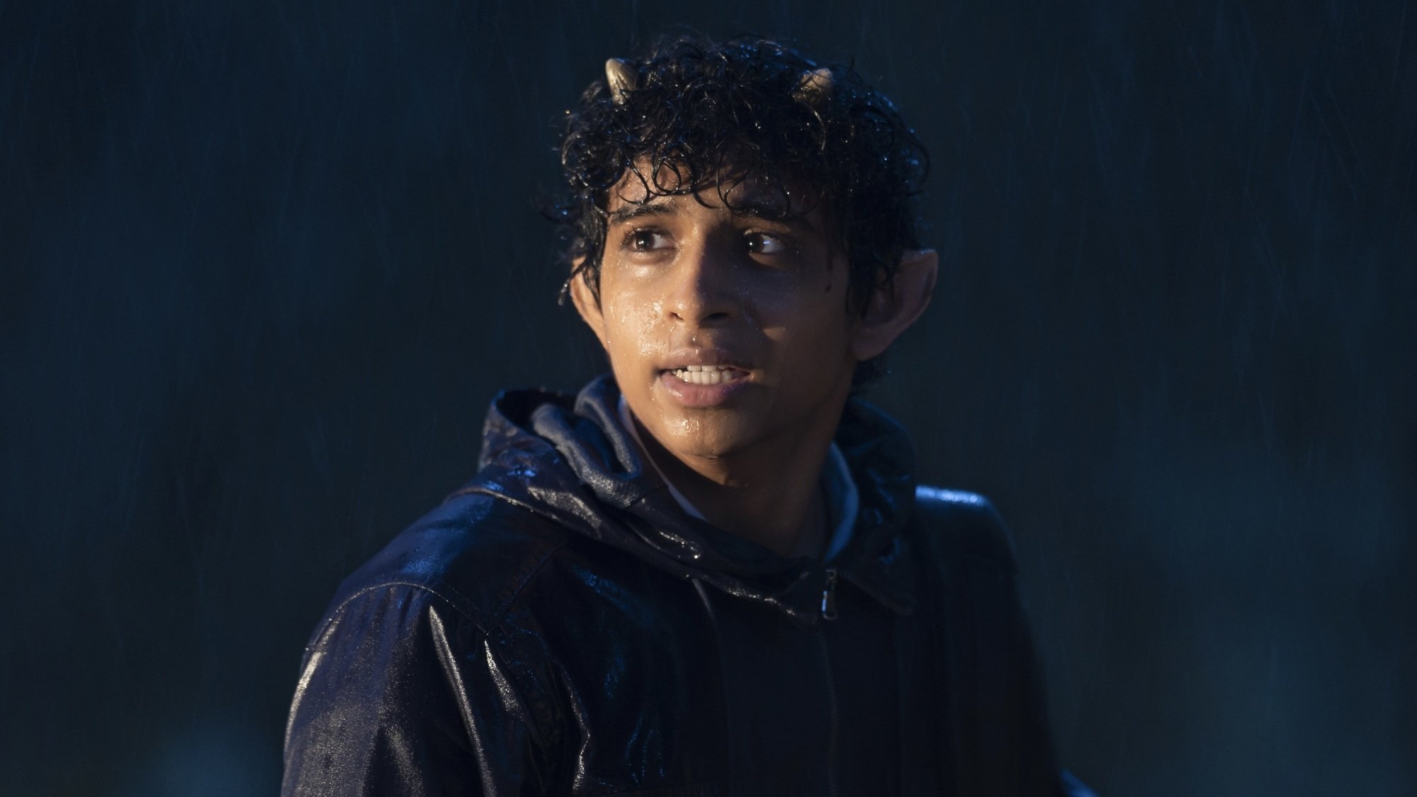 Un jeune satyre debout sous une pluie battante.