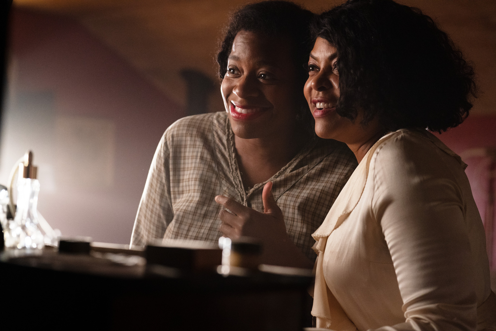 FANTASIA BARRINO dans le rôle de Celie et TARAJI P. HENSON dans le rôle de Shug Avery dans la nouvelle version audacieuse d'un classique de Warner Bros. Pictures, 