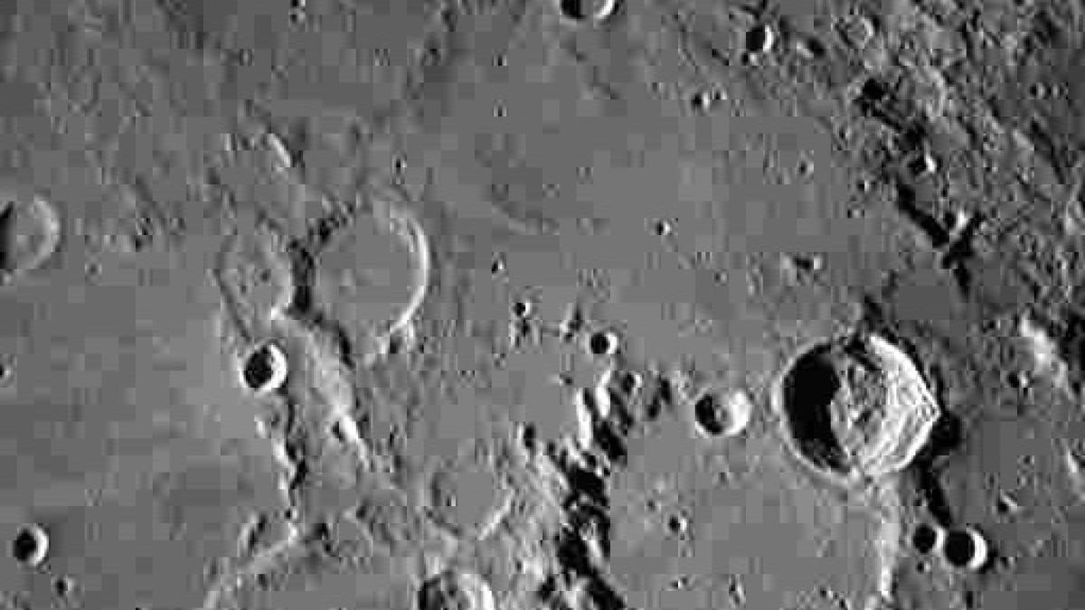 Un vaisseau spatial pionnier atteint l'orbite de la Lune et renvoie des images