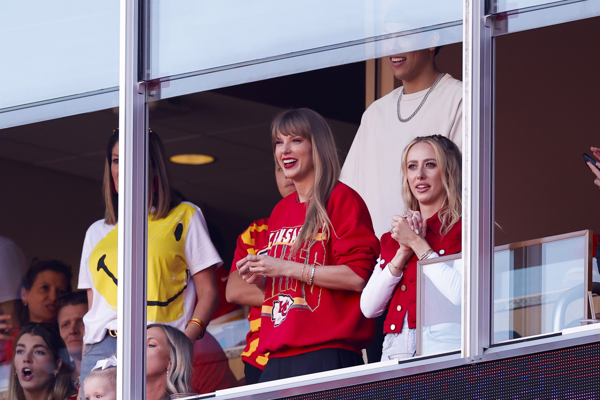 Taylor Swift dans un sweat-shirt rouge des Chiefs.