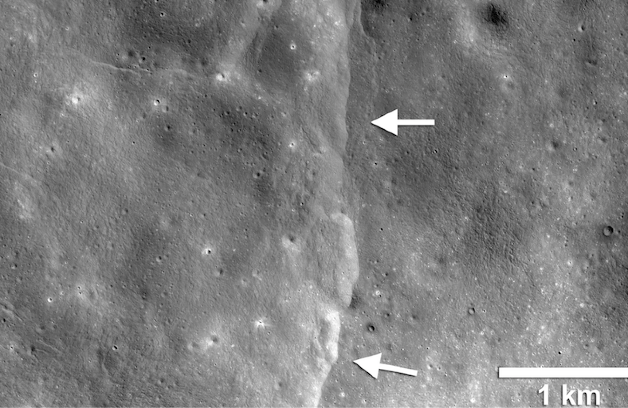 Une faille qui s'est formée sur la surface lunaire lorsque la lune se contracte lentement.