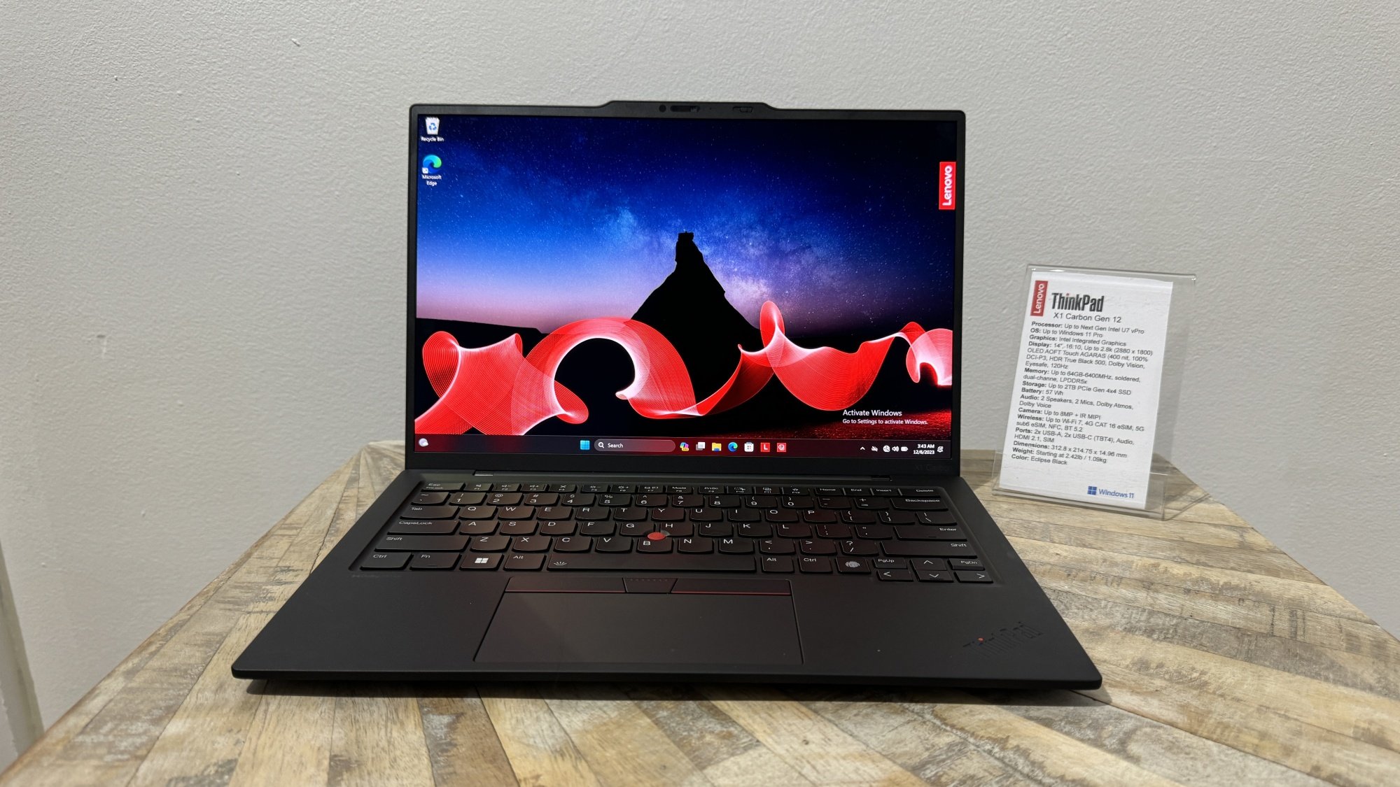 Lenovo ThinkPad X1 Carbon 12 sur une table